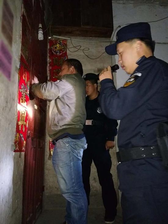 务川粗心妈妈误将幼女锁家中 民警全城寻开锁师傅开门