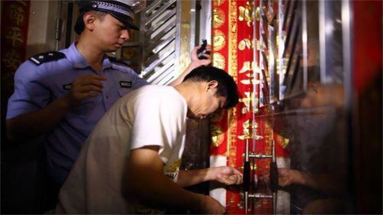 务川请开锁师傅开了锁后，师傅为什么一般都不进门，就算主人请也不进去？